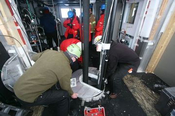 <b>Ice Cube Antarctica uncovering hole pic</b>